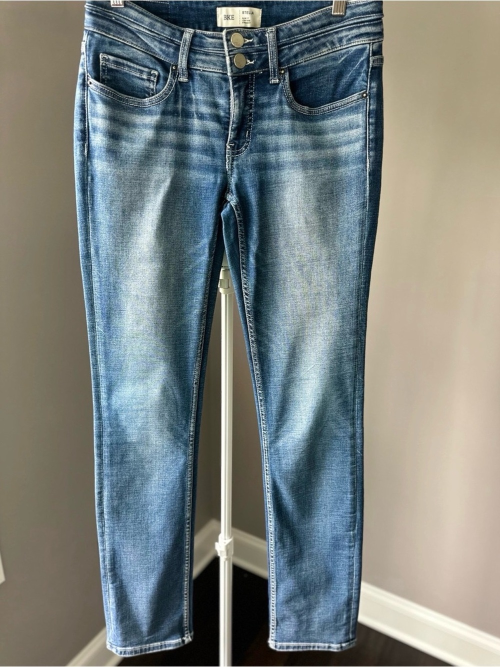 Slim Mid-Rise Women's Jeans in Faded Blue